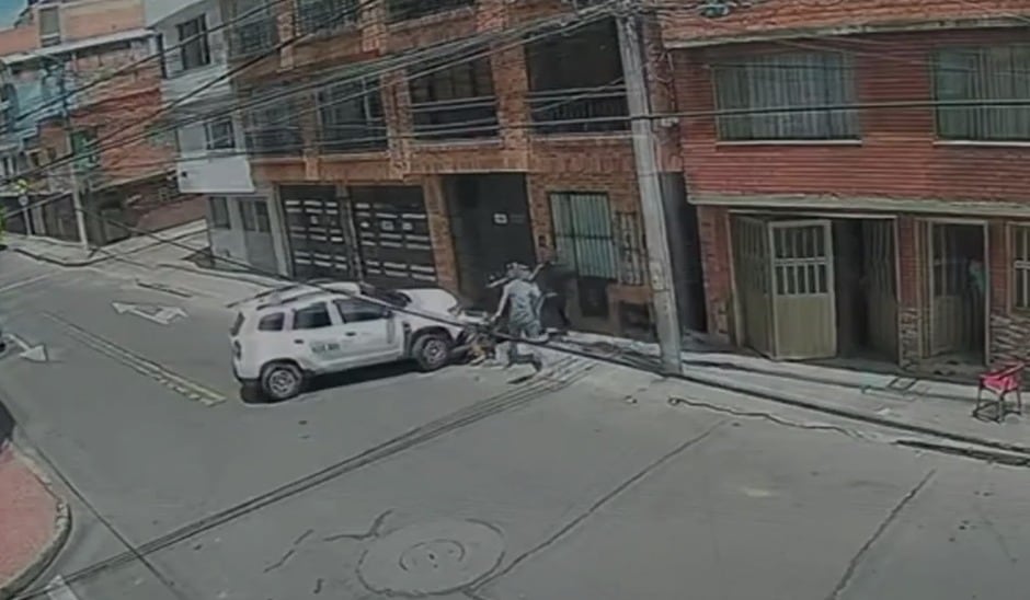 Un grupo de residentes actuó de manera coordinada con un conductor para que la víctima recuperara sus pertenencias y los responsables fueran interceptados poco después, permitiendo además la recuperación del dinero y el arma involucrada - crédito Policía Nacional