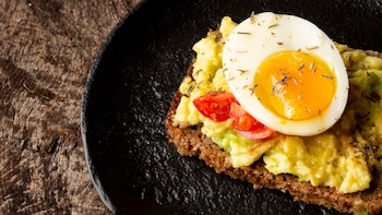 Qué comer en el desayuno para evitar los picos de cansancio a media mañana: los 5 alimentos clave, según los nutricionistas
