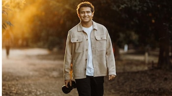 Entre el dolor y la esperanza: Adán dejó su vida y su trabajo en Estados Unidos para volver a empezar en El Salvador tras su deportación