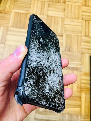 El celular del periodista, destrozado