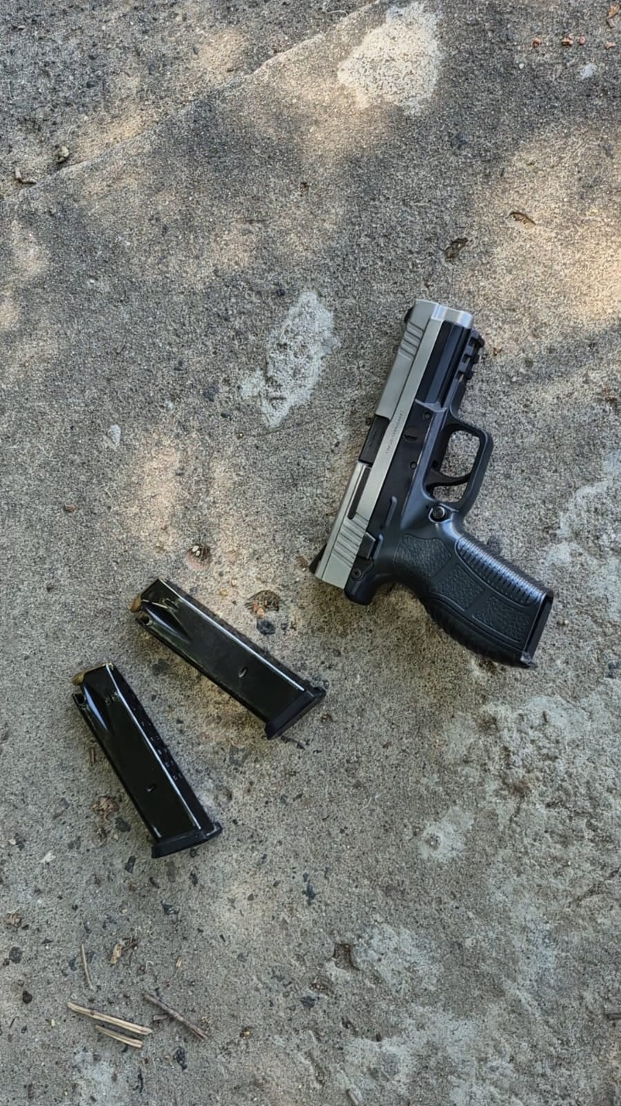 La PNC interceptó a López Ruano cuando presuntamente intentaba escapar y le incautó una pistola calibre 9 milímetros. (PNC de Guatemala)