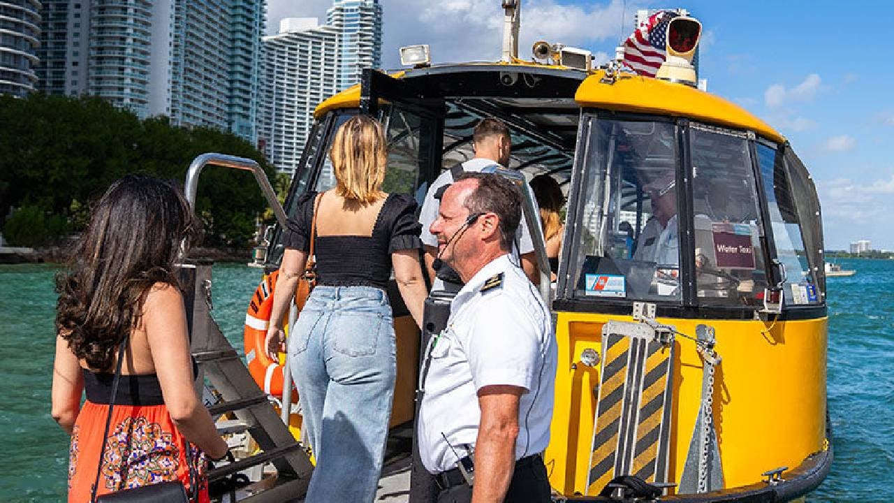 El servicio de taxi acuático operará el sábado 18 y el domingo 19 de julio de 10:00 a.m. a 11:00 p.m. con embarcaciones para 55 pasajeros (miamibeachfl.gov)