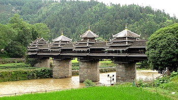 Puente de Viento y Lluvia de Chengyang y Torres del Tambor Dong