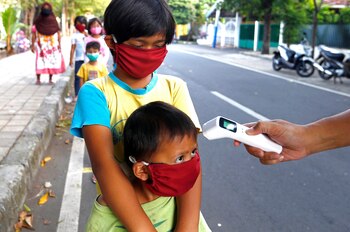 Niños con máscaras protectoras contra