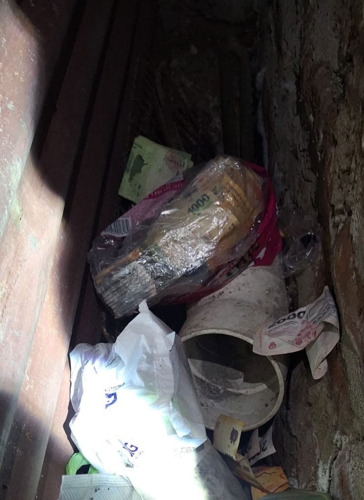 Las sospechosas intentaron descartar la droga y el dinero en efectivo en uno de los pasillos