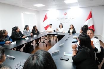 Grupo de mujeres sentadas alrededor de una mesa en una oficina, con Keiko Fujimori en el centro y un cartel que indica "Oficina de la Presidenta Electa"