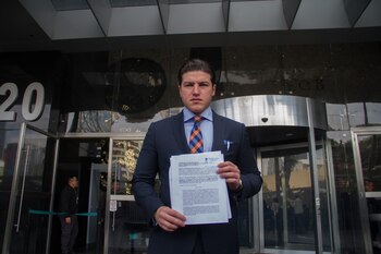 CIUDAD DE MÉXICO, 06NOVIEMBRE2019.- Samuel Garcia, senador del grupo parlamentario Movimiento Ciudadano, asistió a la Fiscalía General de la República a comparecer como parte de la carpeta de investigación de la denuncia contra Jaime Rodriguez "El Bronco" gobernador del estado de Nuevo León.
FOTO: ANDREA MURCIA /CUARTOSCURO.COM