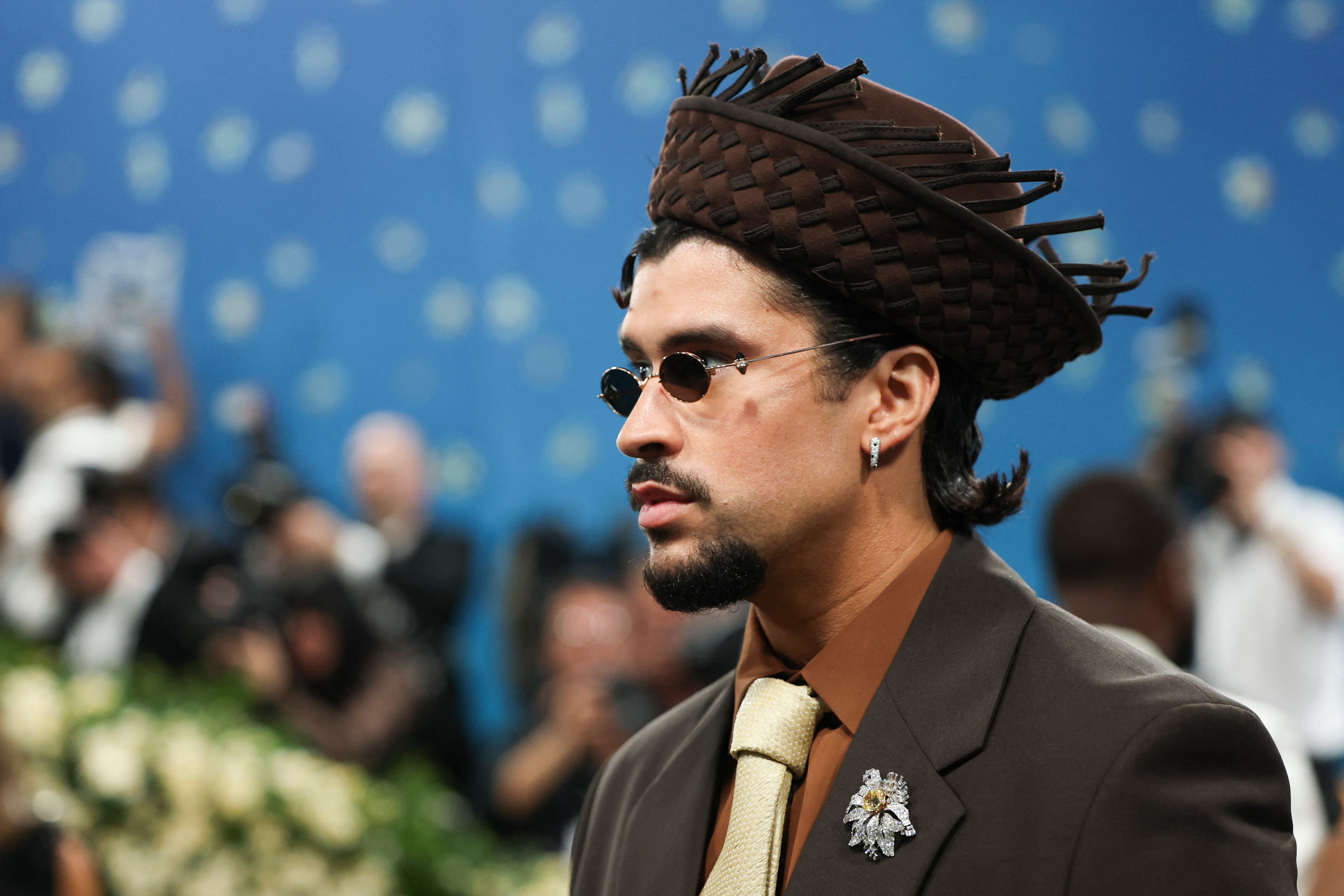 El artista puertorriqueño podría volver a destacar con un look alineado al concepto “Fashion Is Art” (REUTERS/Mario Anzuoni)