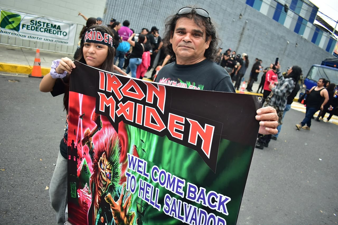 Personas de distintas edades comparten el gusto por la banda británica (Foto Infobae Centroamérica / Emerson Del Cid)