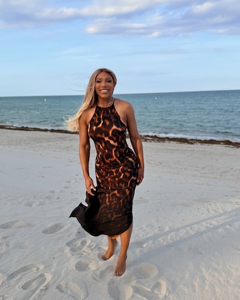 El animal print en tonos marrones y negros marca su estilo audaz y natural en otra postal playera