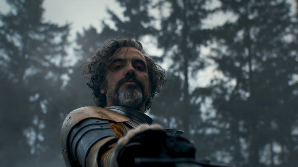 Las modificaciones al material original, como la mayor relevancia de Lyonel Baratheon y el Juicio de los Siete, responden a exigencias del lenguaje audiovisual sin alterar la trama central (HBO Max)