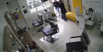 Según la denuncia, los delincuentes aprovechan la hora de almuerzo para cometer robos en el sector de Nicolás de Federmán - crédito Captura video