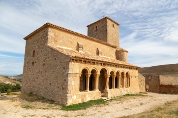 La iglesia fortificada de San Pedro, en Caracena, Soria (Adobe Stock).