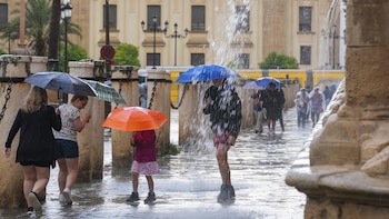 Calor, lluvia y tormentas ponen en aviso a casi toda España, con 5 CCAA en nivel naranja por altas temperaturas