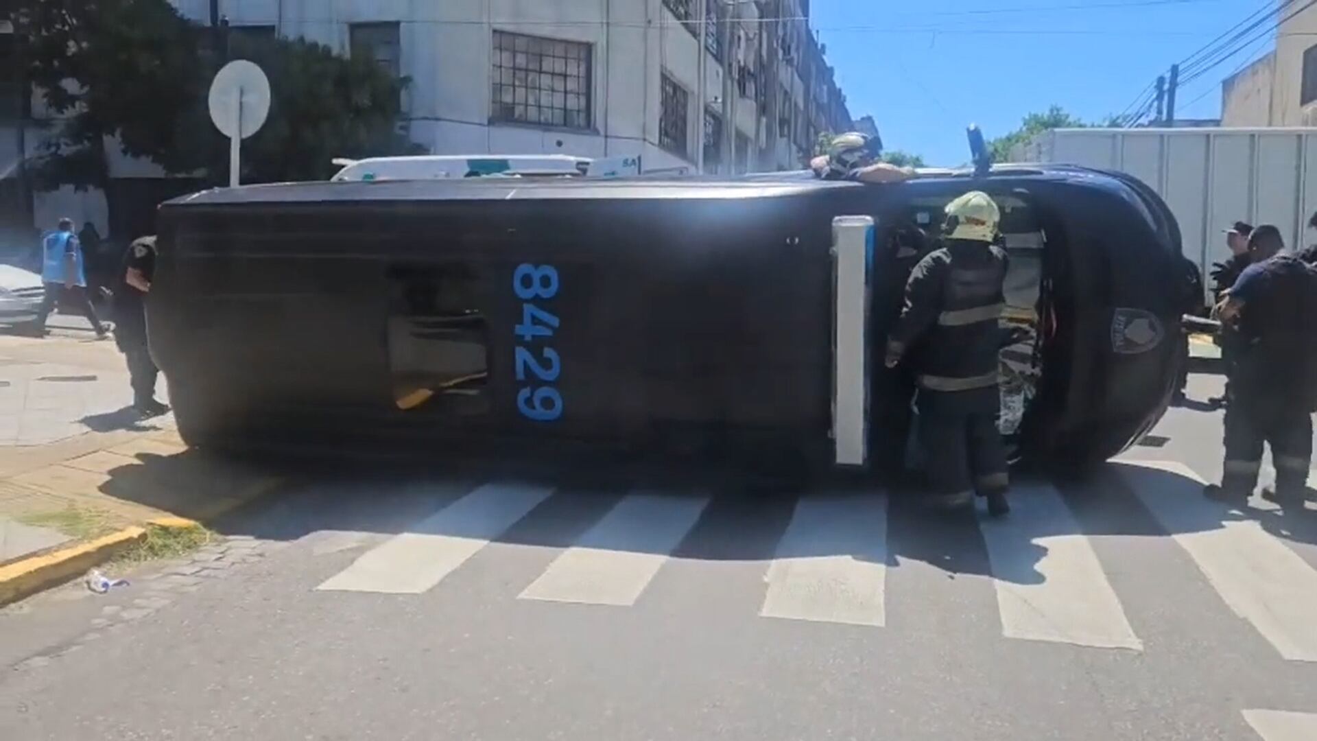 La policía porteña investiga si el camión ignoró la sirena del patrullero que se dirigía a un operativo en la Ciudad de Buenos Aires