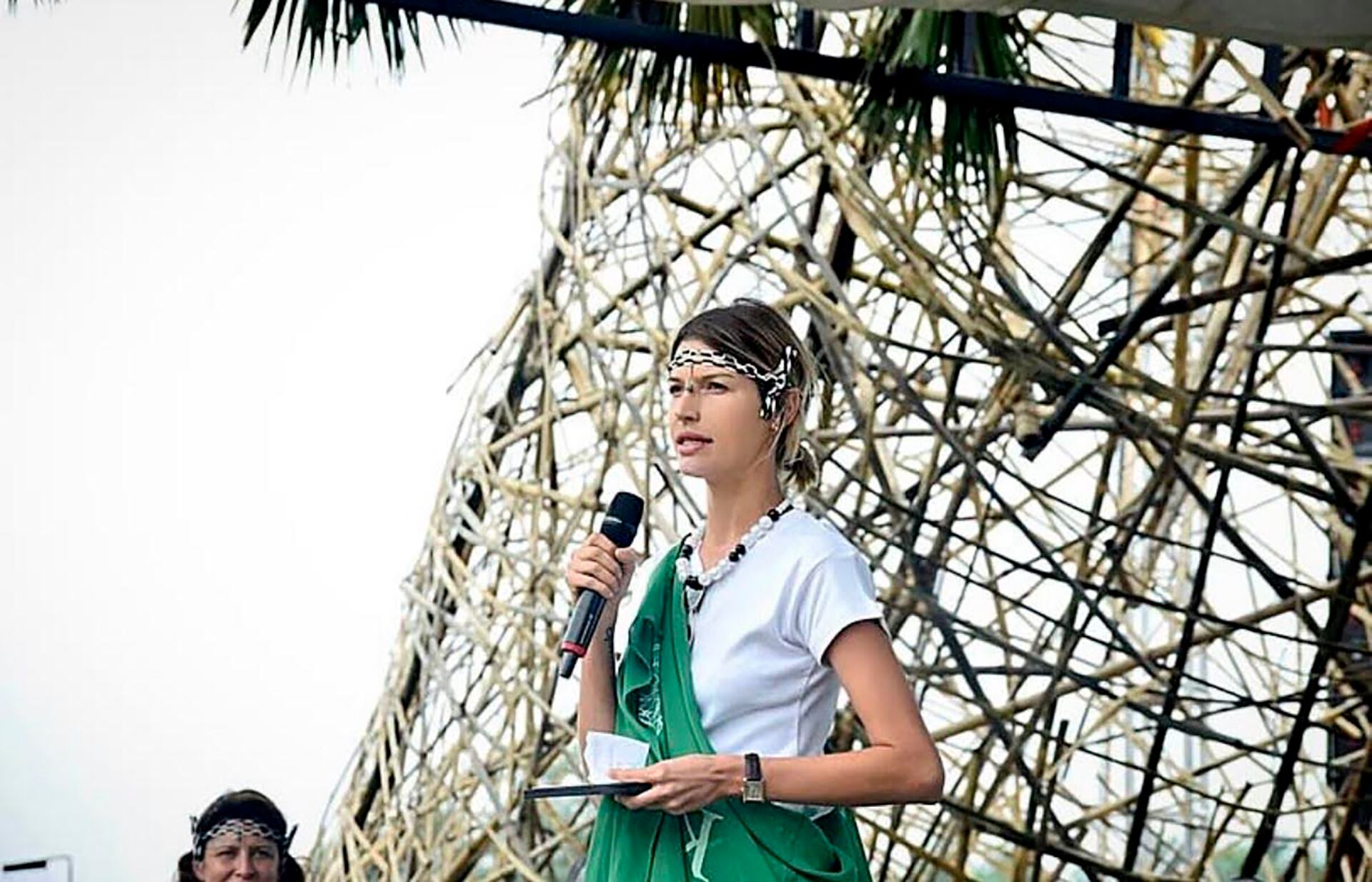 Chloe Bello en Rwanda, invitada por el presidente Paul Kagame, al evento anual de bautismo a los gorilas salvajes en extinción (2023)