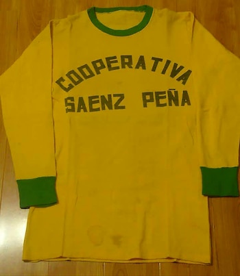 Esta camiseta alternativa de Estudiantes de Caseros luce la primera publicidad que tuvo el fútbol argentino en 1978, único año que ese club disputó el torneo Metropolitano.