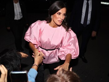 La Reina Letizia sale del