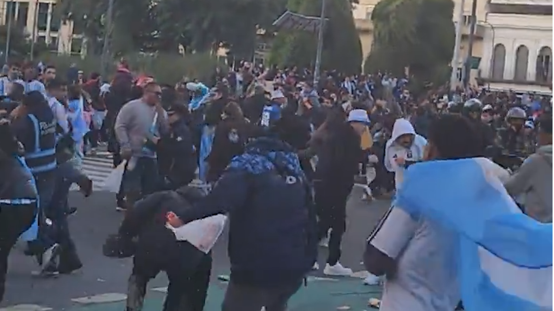 La Policía de la Ciudad escoltó al sospechoso para retirarlo del Obelisco y evitar que la multitud lo agrediera