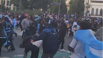 Un hombre intentó robar un celular en medio de los festejos en el Obelisco, lo descubrieron y lo salvó la policía