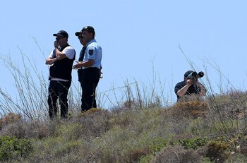 Policías portugueses y británicos durante
