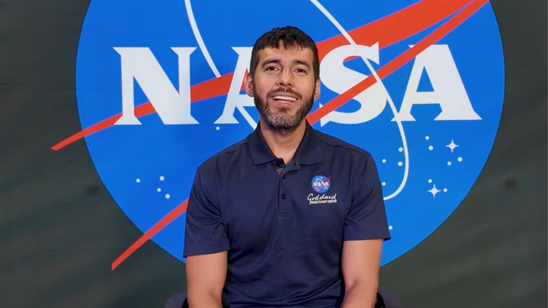 El físico espacial peruano Cristian Ferradas Alva, investigador del Centro de Vuelo Espacial Goddard de la NASA, explica la información científica que se obtiene de los eclipses solares. (Captura YouTube NASA en Español)