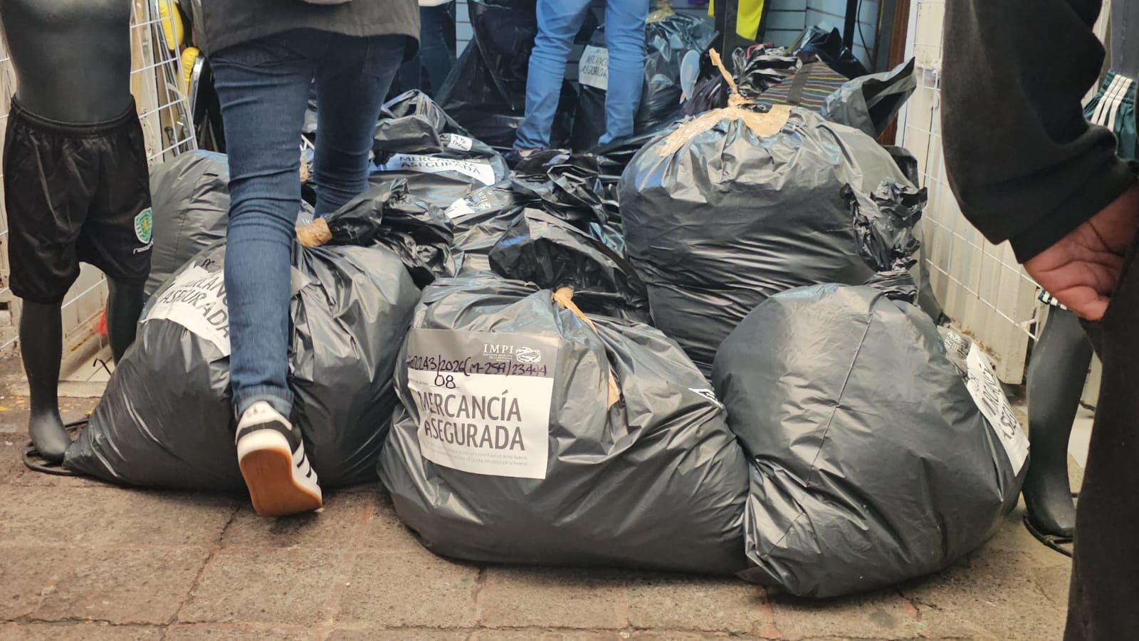En el lugar se aseguraron productos apócrifos. (X @POSTA_Mexico)