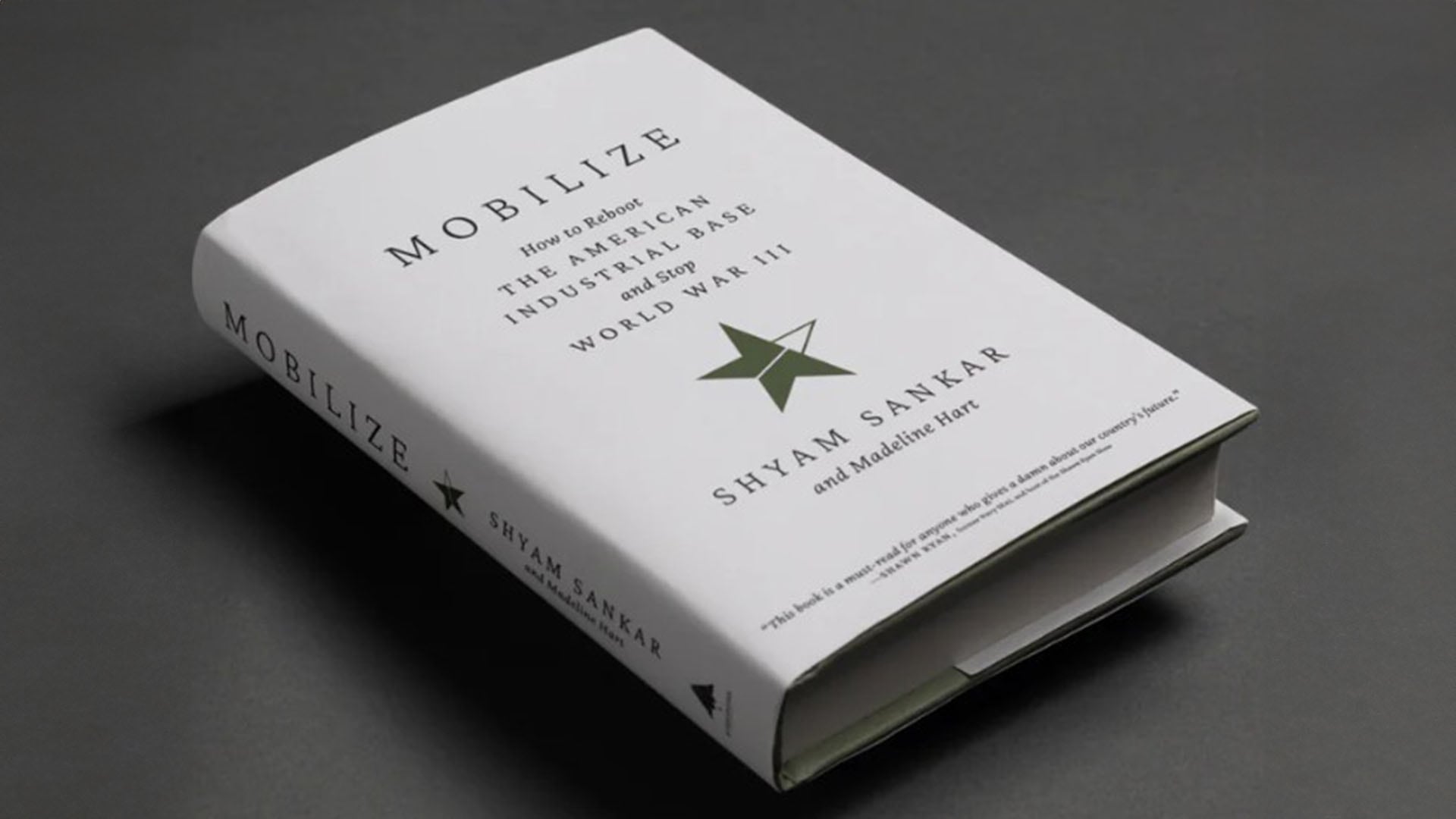 El libro 'Mobilize: How to Reboot the American Industrial Base and Stop World War III', de los autores Shyam Sankar y Madeline Hart, se muestra en un fondo oscuro.