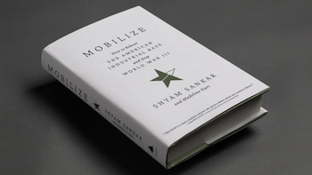 Vista en ángulo de la portada del libro de tapa dura blanco 'Mobilize' con texto negro, una estrella verde y los autores, sobre una superficie gris