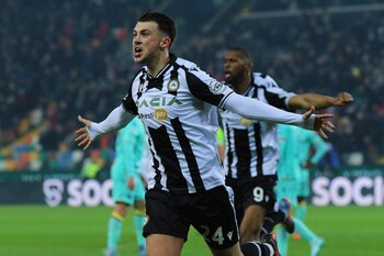 Lazar Samardzic del Udinese celebra tras anotar el gol del empate ante el Hellas Verona en el encuentro de la Serie A el lunes 30 de enero del 2023. (Andrea Bressanutti/LaPresse via AP)