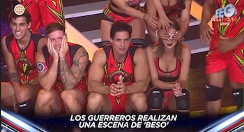 Flavia López observa con los