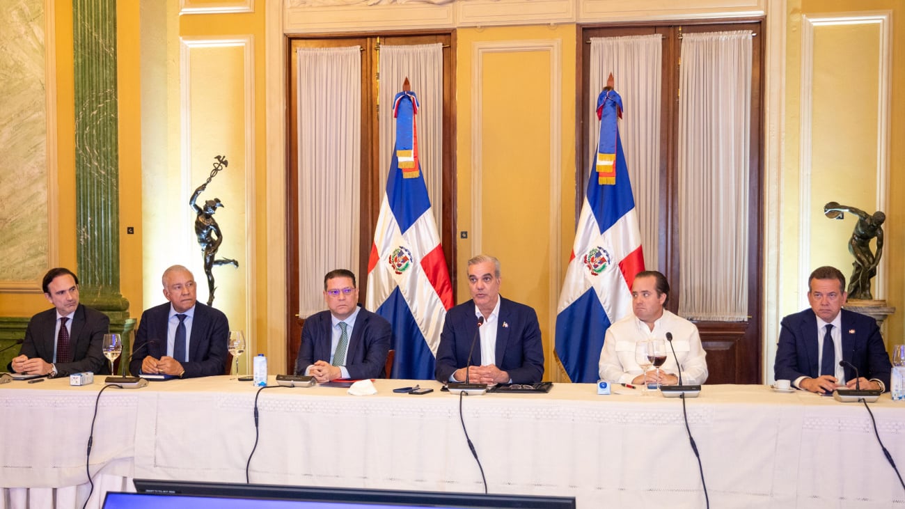 El pasado 31 de marzo de 2026, el presidente Luis Abinader sostuvo un encuentro en el Salón Verde del Palacio Nacional con líderes empresariales, industriales, comerciales y agrícolas para fortalecer la economía nacional. (Cortesía: Presidencia de la República Dominicana)