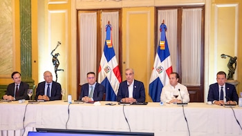 El encuentro en el Salón Verde del Palacio Nacional convoca a líderes empresariales, industriales, comerciales y agrícolas para fortalecer la economía nacional. (Cortesía: Presidencia de la República Dominicana)