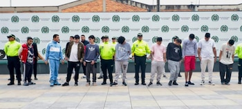 Un operativo coordinado permitió el decomiso de diecisiete inmuebles, varios automóviles y la detención de una veintena de presuntos integrantes, tras un año de investigaciones sobre actividades ilícitas asociadas al grupo - crédito Policía Nacional