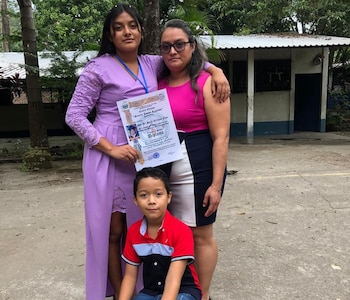 Flor y sus hijos, en la graduación de noveno grado de su hija Flor de María, gracias a su trabajo y perseverancia./(Cortesía)