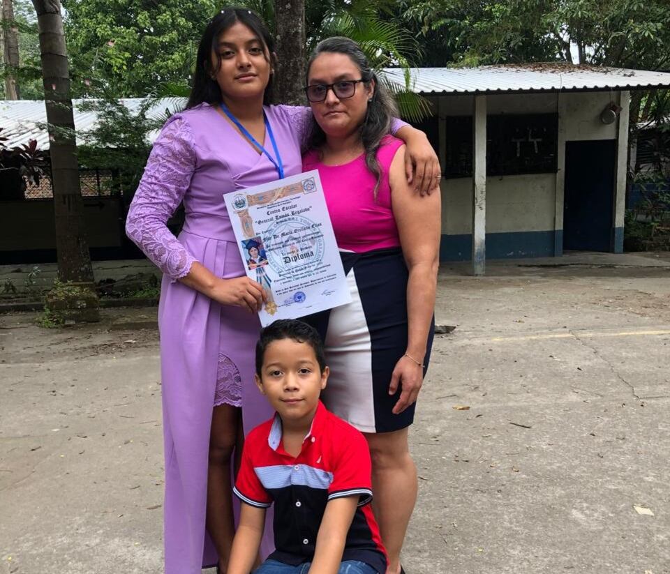 Flor y sus hijos, en la graduación de noveno grado de su hija Flor de María, gracias a su trabajo y perseverancia./(Cortesía)