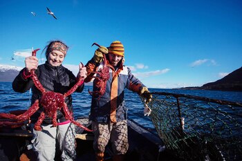 Puerto Almanza un Pueblo Auténtico en Tierra del Fuego, tiene como propuesta navegar en gomones por el Canal Beagle para la “Pesca de Centollas”, que luego pueden ser degustadas en una comida gourmet
