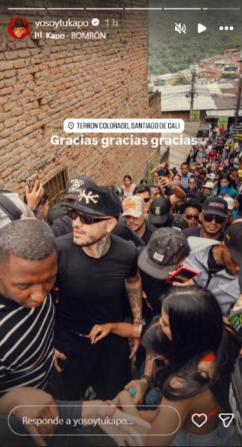 Kapo visitó Terrón Colorado antes de su concierto en Cali, donde compartió con la comunidad y recorrió los murales del sector - crédito @yosoytukapo/ Instagram