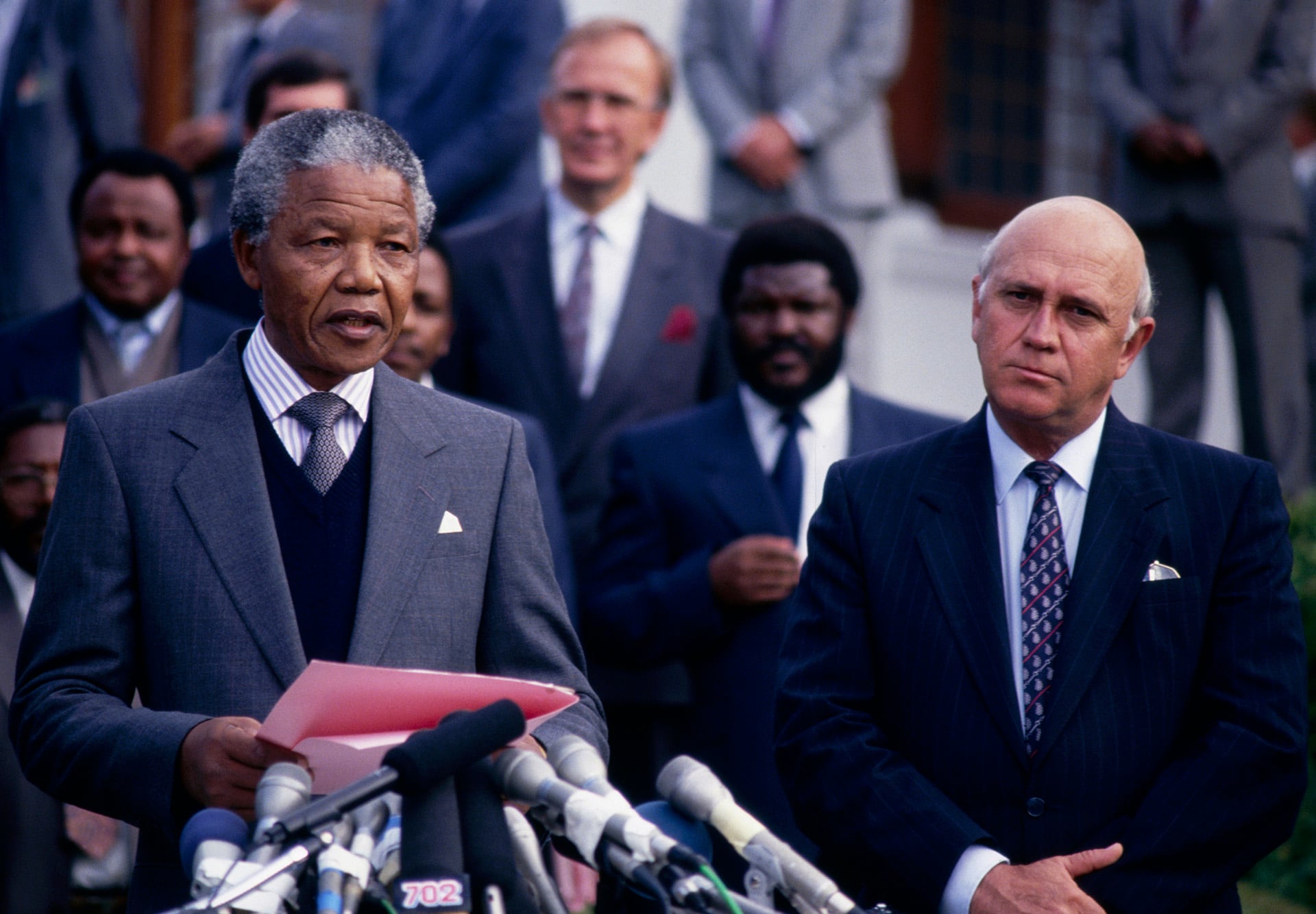 Nelson Mandela y Frederik de Klerk en una de las primeras conferencias de prensa del nuevo gobierno. Al asumir, Mnadela nombró vicepresidente a de Klerk, representante del régimen de apartnheid al que había vencido (Photo by © Louise Gubb/CORBIS SABA/Corbis via Getty Images)