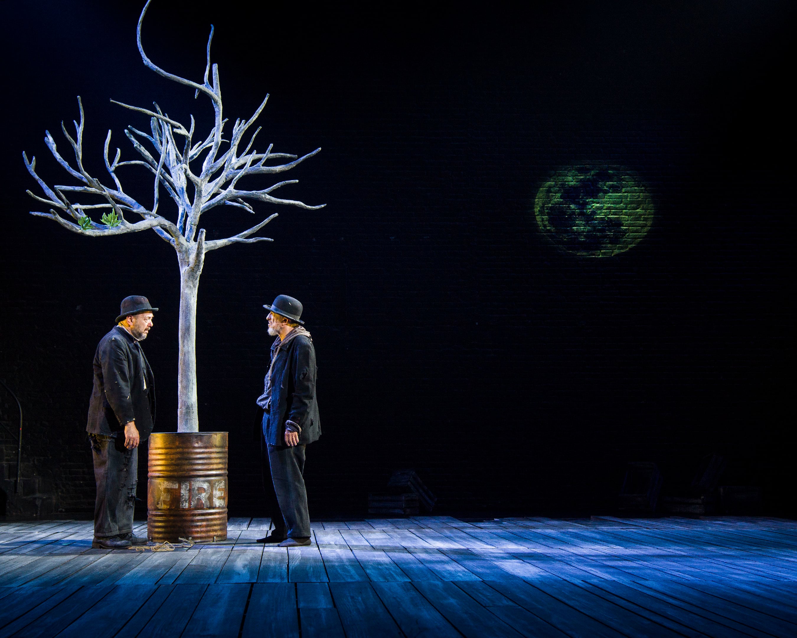 'Esperando a Godot' de Samuel Beckett, se pone en escena en el Teatro Alvear con dirección de la dramaturga y directora española Helena Pimenta