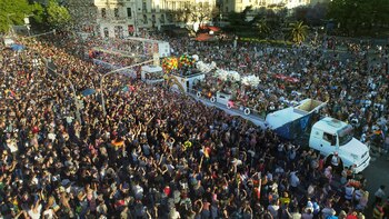 Una multitud de personas en