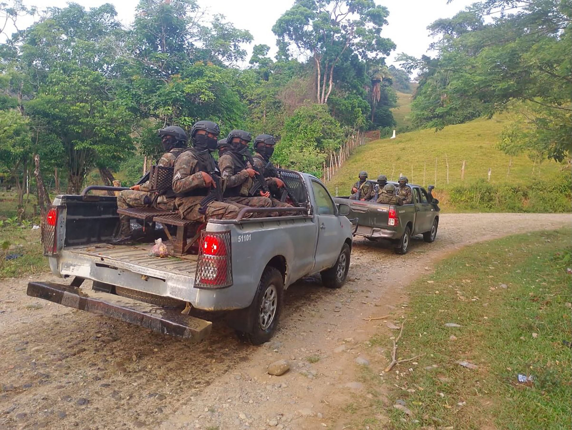 Miembros del Ejército de Guatemala en vehículos militares patrullan una zona rural, fortaleciendo la seguridad en la frontera con Honduras tras repeler una incursión. (Ejército de Guatemala )