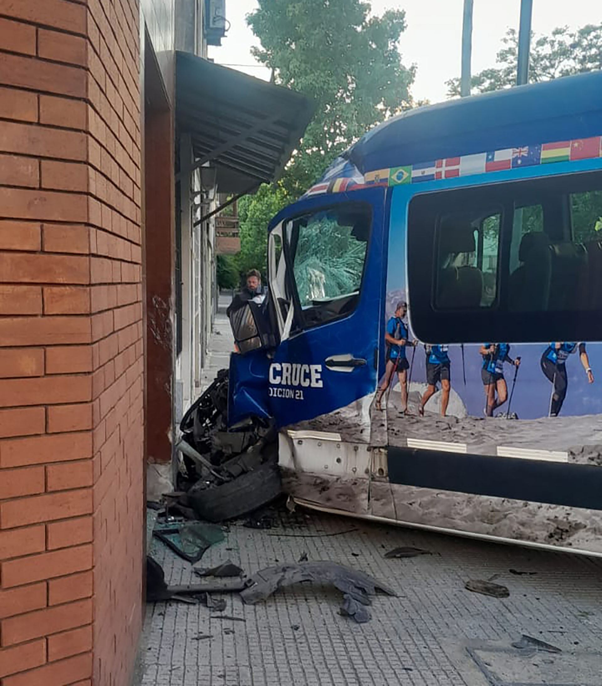 Uno de los vehículos impactó contra el frente de una propiedad