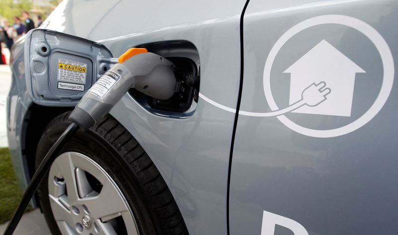 Un cable eléctrico se conecta a un coche híbrido enchufable. (REUTERS/Vincent Kessler)