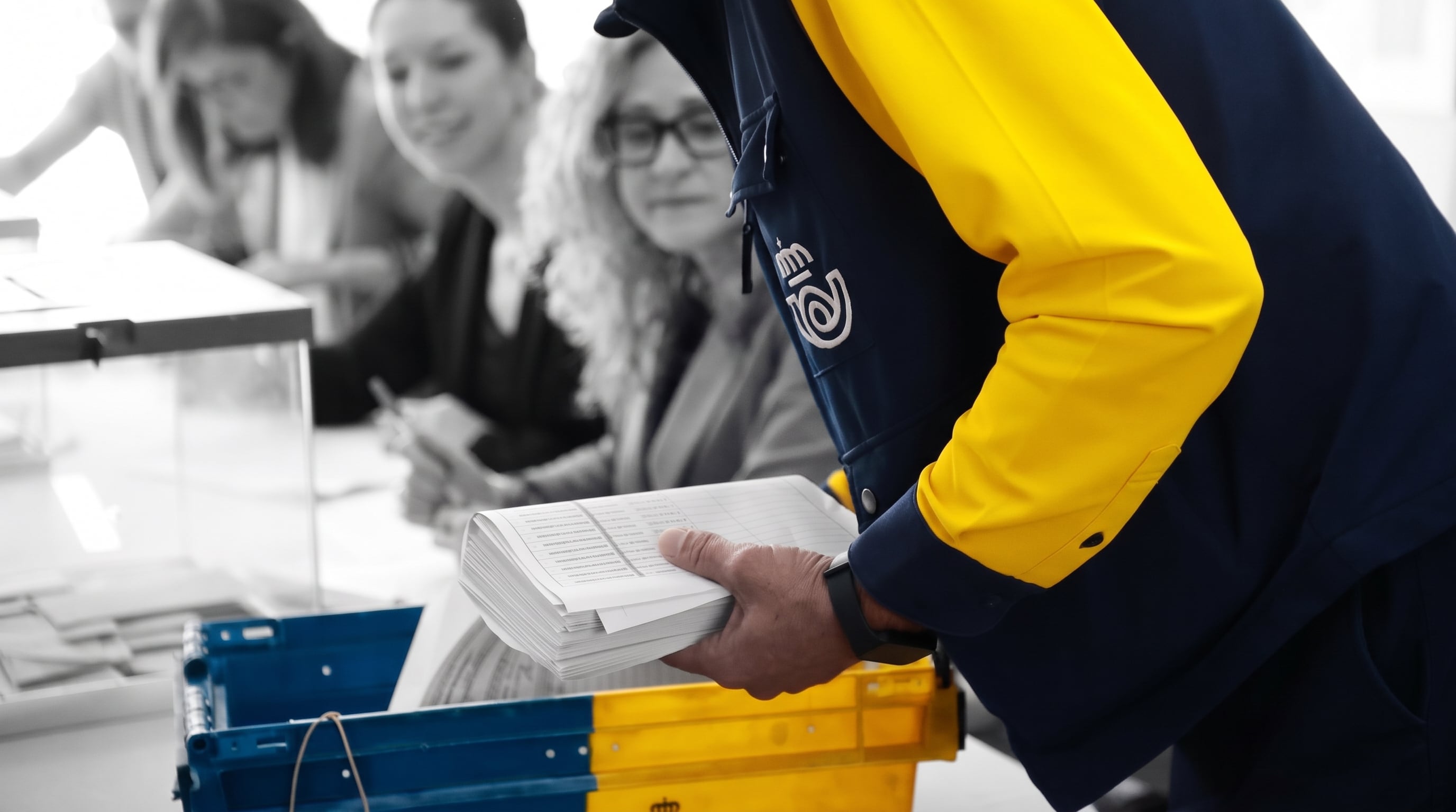 Un empleado del servicio postal de Correos entrega la documentación electoral. (Imagen Ilustrativa Infobae)