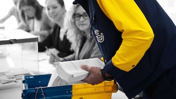Los trabajadores de Correos denuncian una carga laboral “inasumible” en las elecciones: 4.700 empleados menos en cinco años y una hora extra que se paga a 13,8 euros
