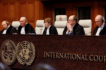 El presidente de la Corte Internacional de Justicia (CIJ), la jueza Joan Donoghue, habla mientras la Corte Internacional de Justicia (CIJ), también conocida como Corte Mundial, se pronuncia sobre la solicitud de Rusia de desestimar el caso de genocidio de Ucrania en La Haya, Países Bajos, el 2 de febrero. , 2024. REUTERS/Piroschka van de Wouw