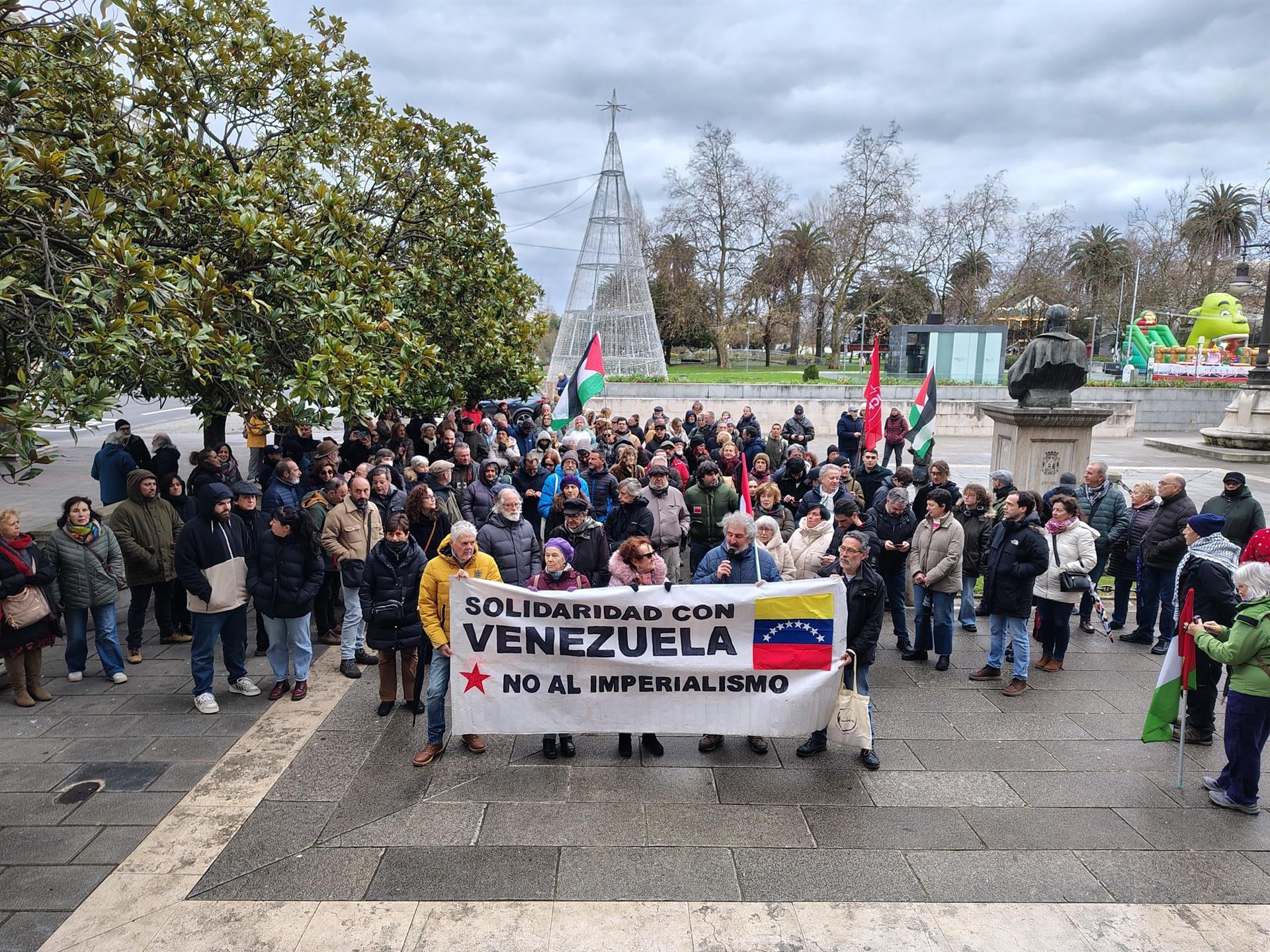 Un centenar de personas se concentra en Santander para «condenar» el ataque de EEUU a Venezuela