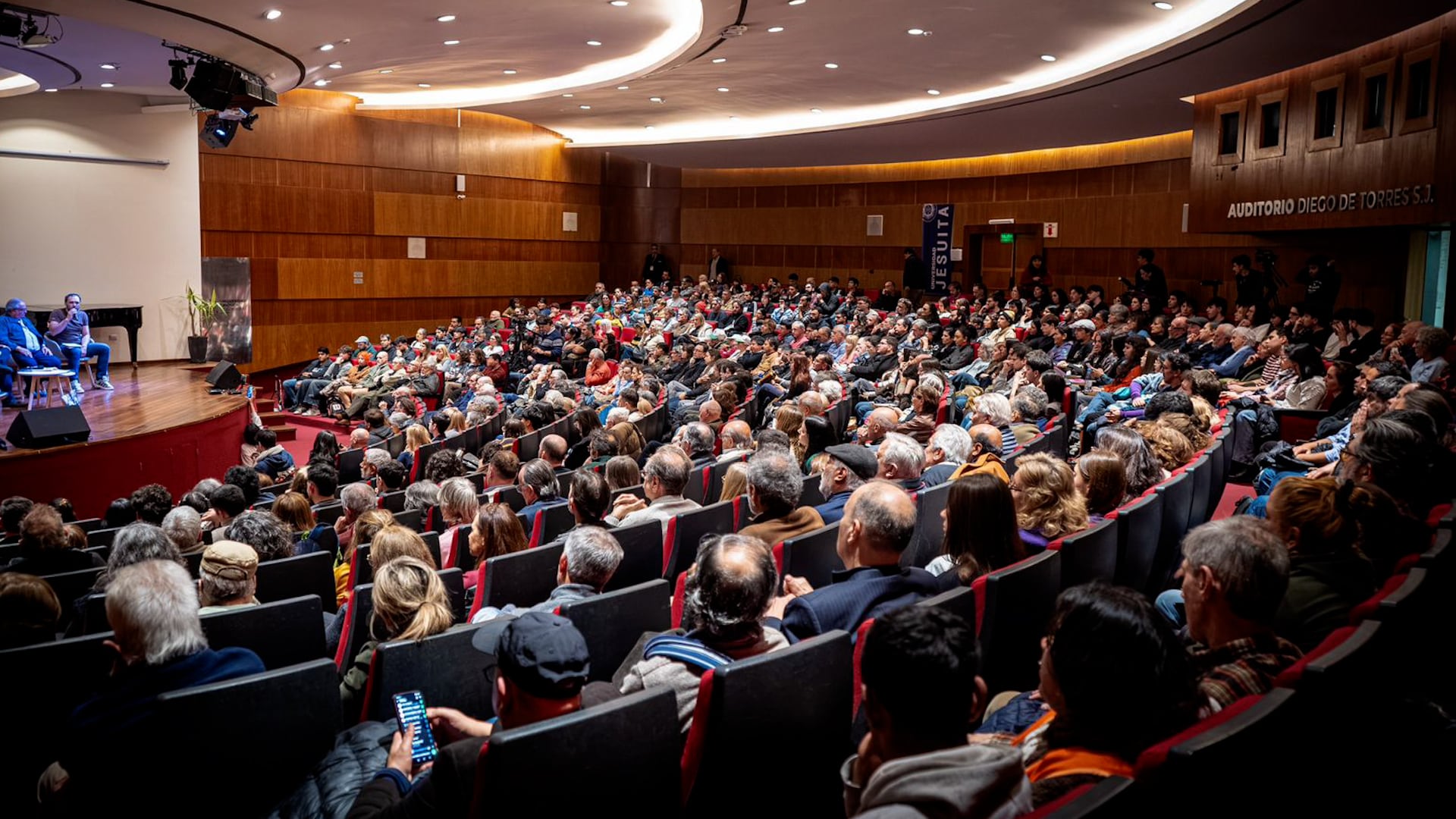 El dirigente político Juan Grabois expone ante el público que llena el Auditorio Diego de Torres durante una actividad en la ciudad de Córdoba.