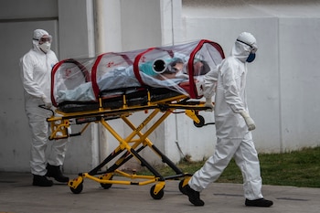 Paramédicos trasladan a un enfermo